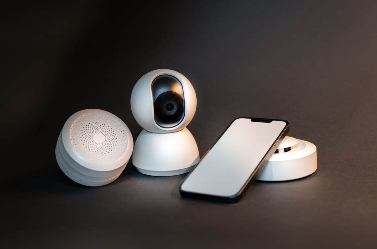 Caméra de surveillance connectée avec écran de contrôle domotique
