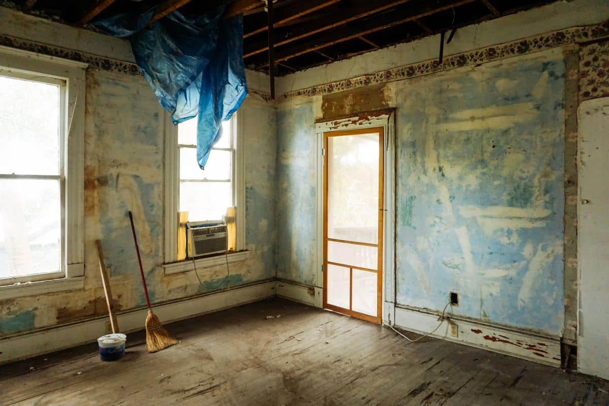 Intérieur d'une maison ancienne en cours de rénovation avec murs