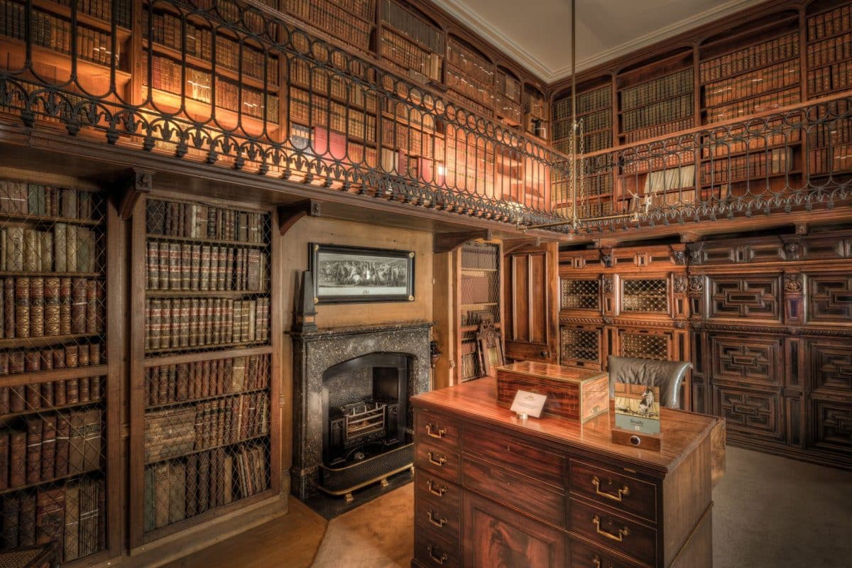 Intérieur d'une maison ancienne avec bibliothèque et bureau en bois