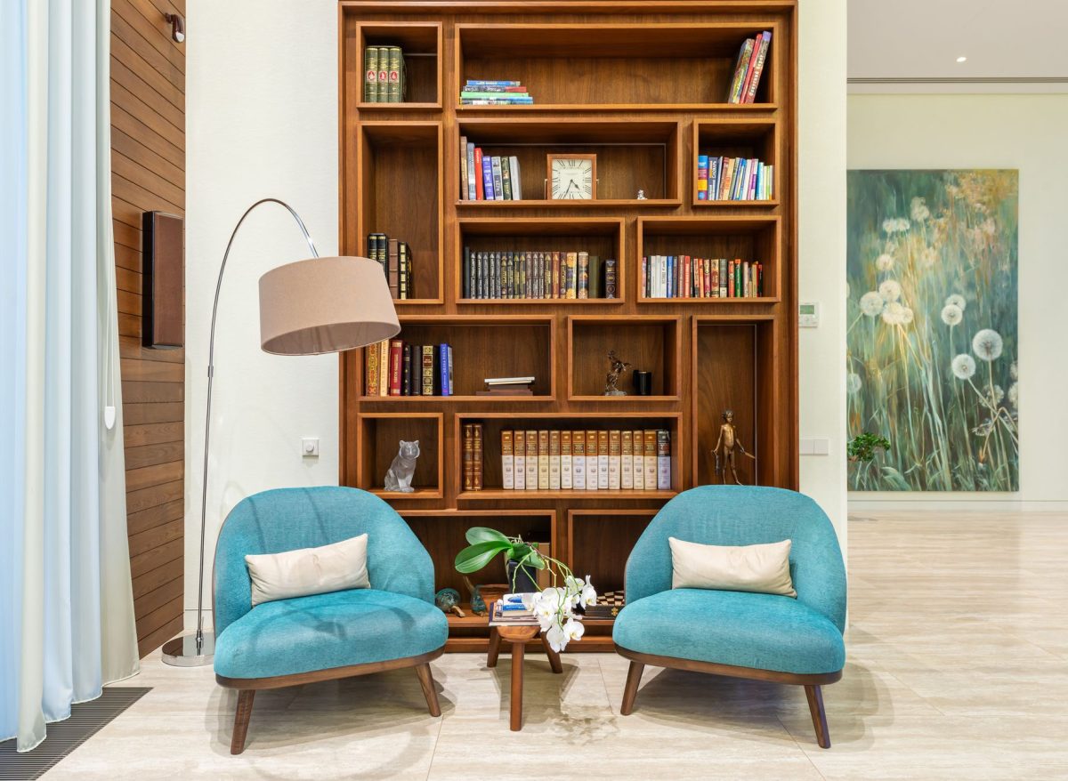 Coin lecture confortable avec fauteuil et étagère de livres