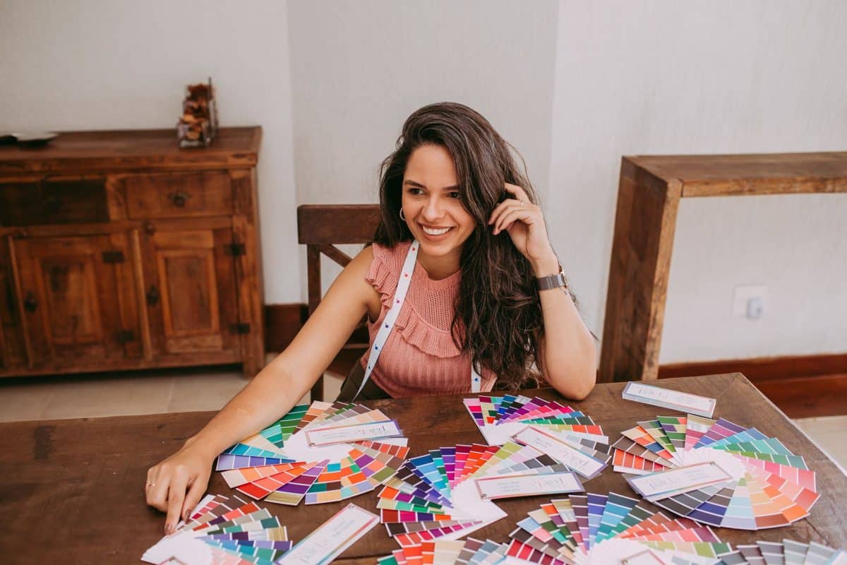 Pièce d'intérieur avec palette de couleurs harmonieuses et cohérentes