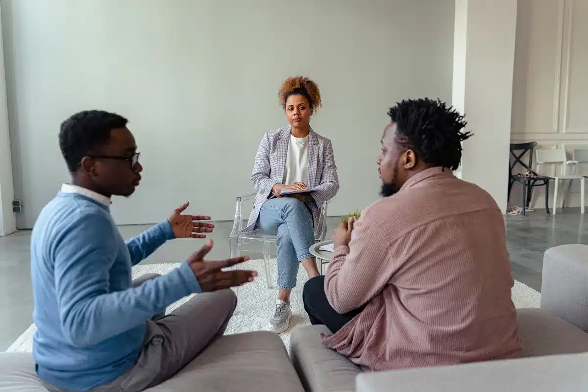 Deux voisins en discussion calme pour résoudre un désaccord à l'amiable
