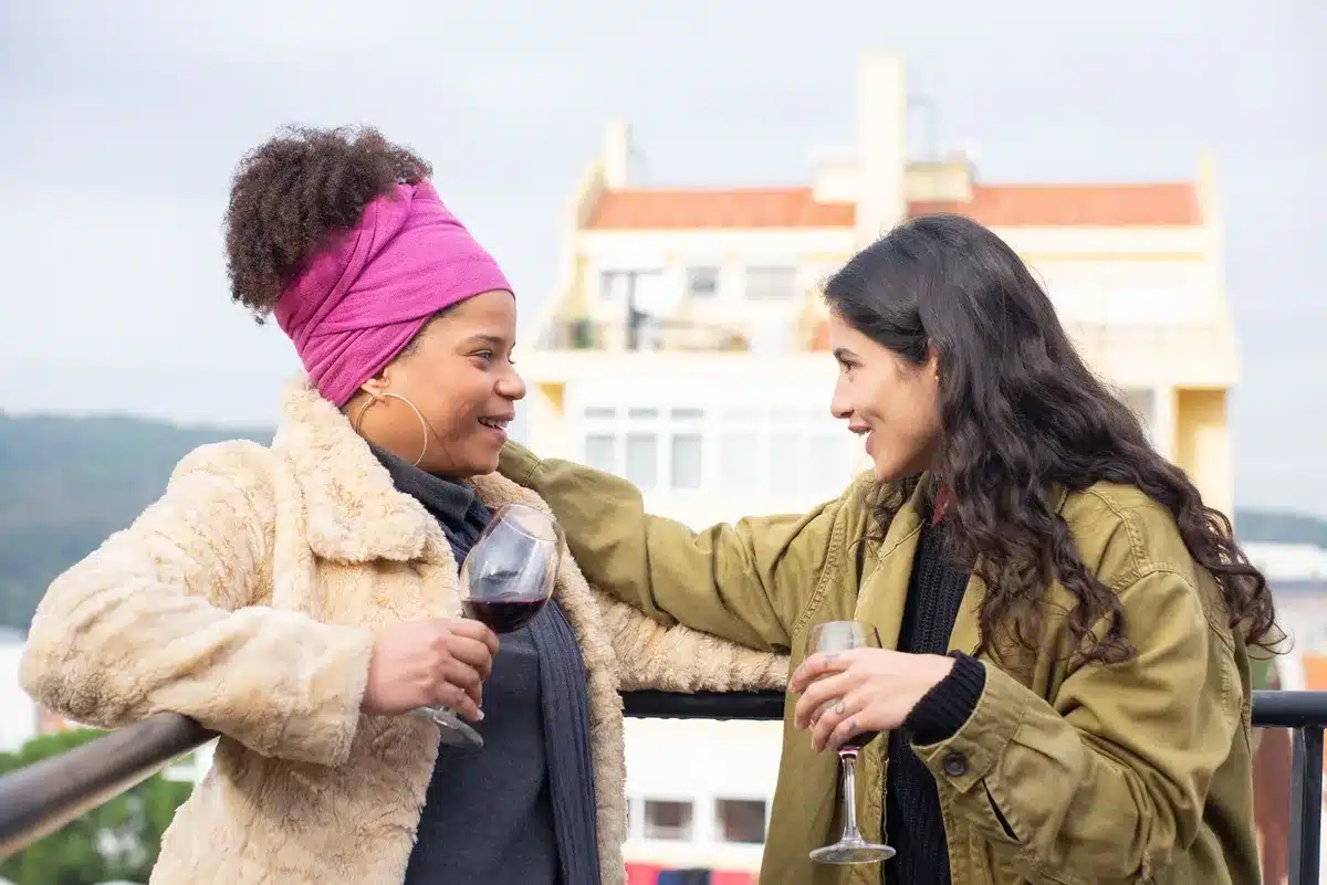 Deux voisins discutant calmement sur un balcon pour résoudre un différend