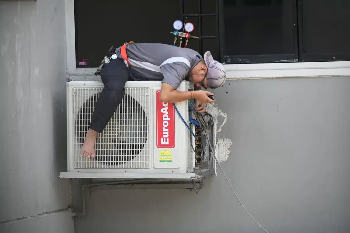 Unité intérieure de climatisation fixée au mur d'une pièce de logement