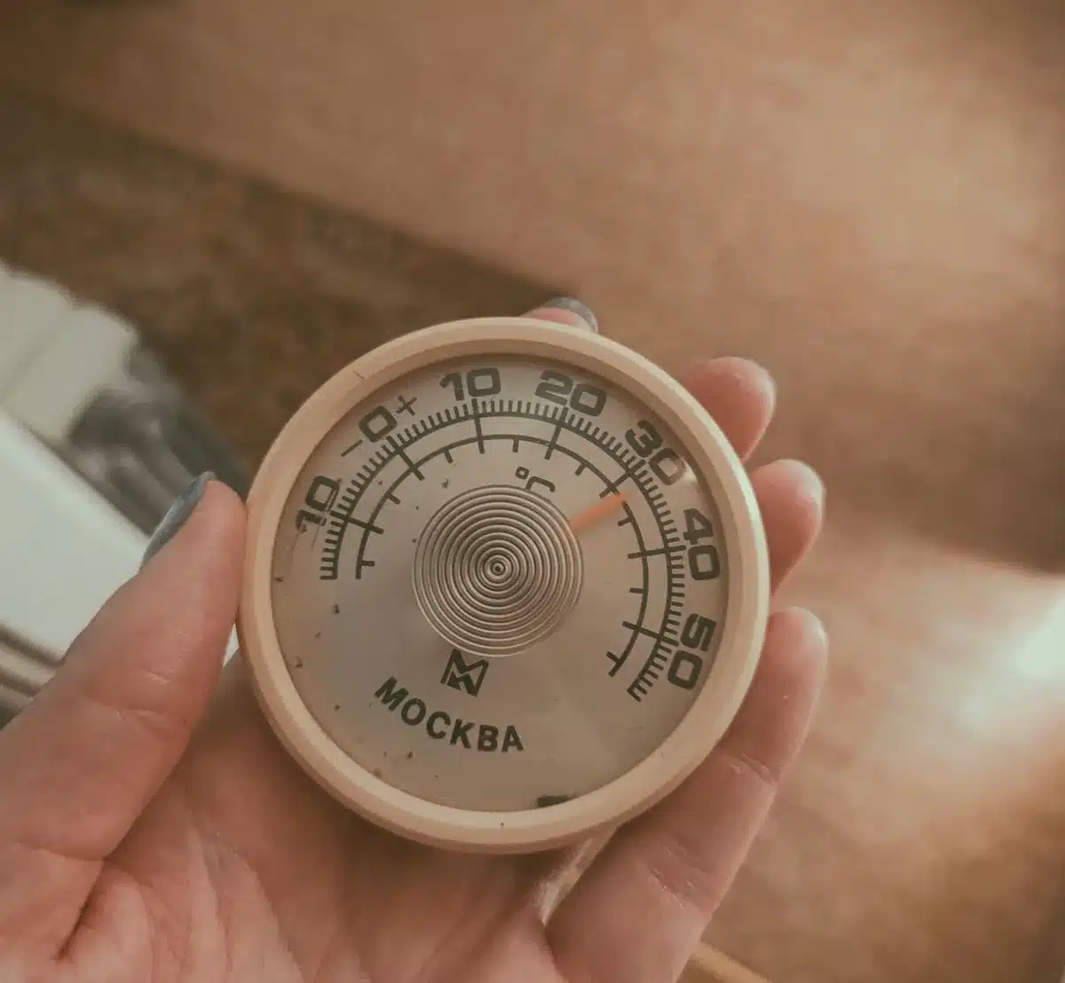 Thermomètre d'intérieur affichant une température élevée dans une pièce
