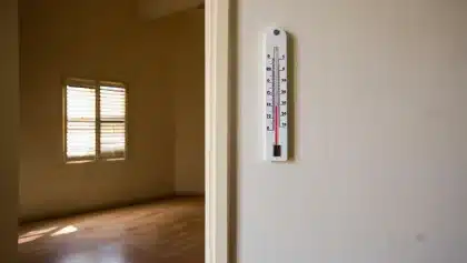 Canicule et intérieur étouffant : 3 signes que votre logement retient la chaleur