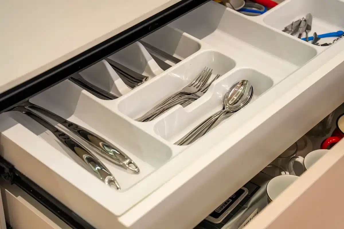 Tiroir de meuble vasque organisé avec séparateurs, boîtes transparentes et accessoires de rangement