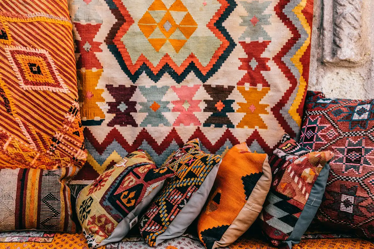 Assortiment de textiles colorés et de coussins prêts à être emballés pour une location de vacances