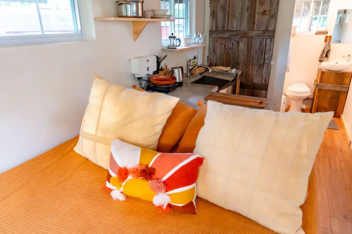 Intérieur d'une tiny house avec cuisine aménagée et espace de vie compact