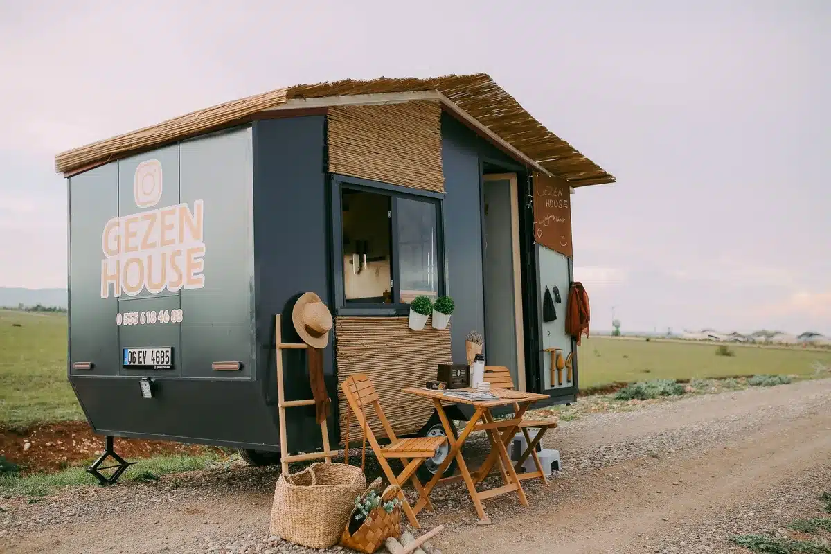 Une tiny house montée sur remorque prête à être déplacée