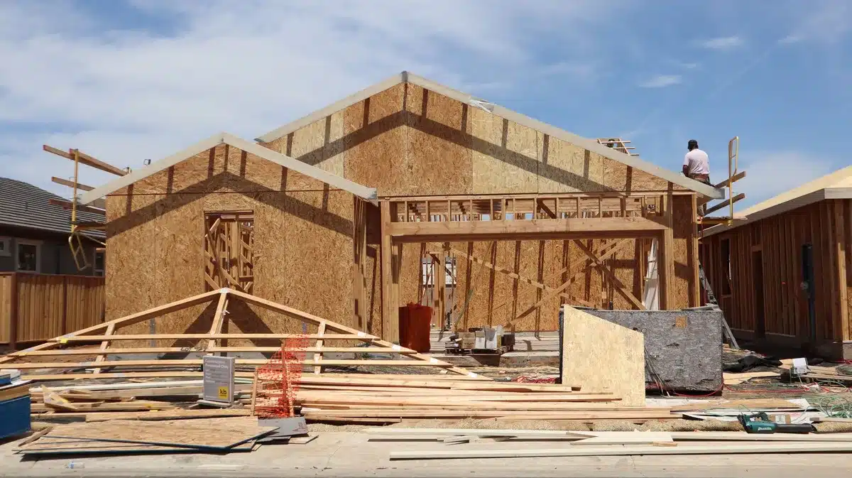 Ossature bois et matériaux biosourcés sur un chantier de construction bioclimatique