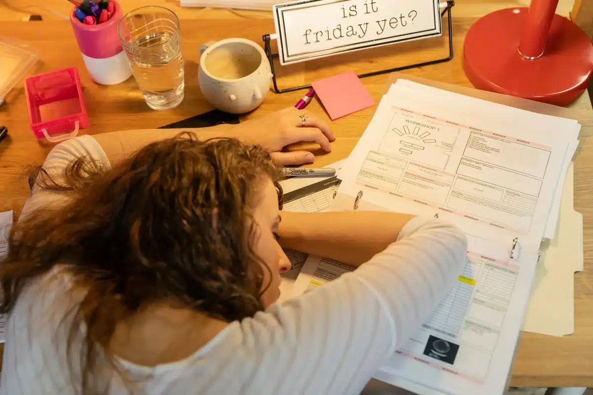 Espace de travail avec horloge montrant les limites horaires entre travail et temps personnel