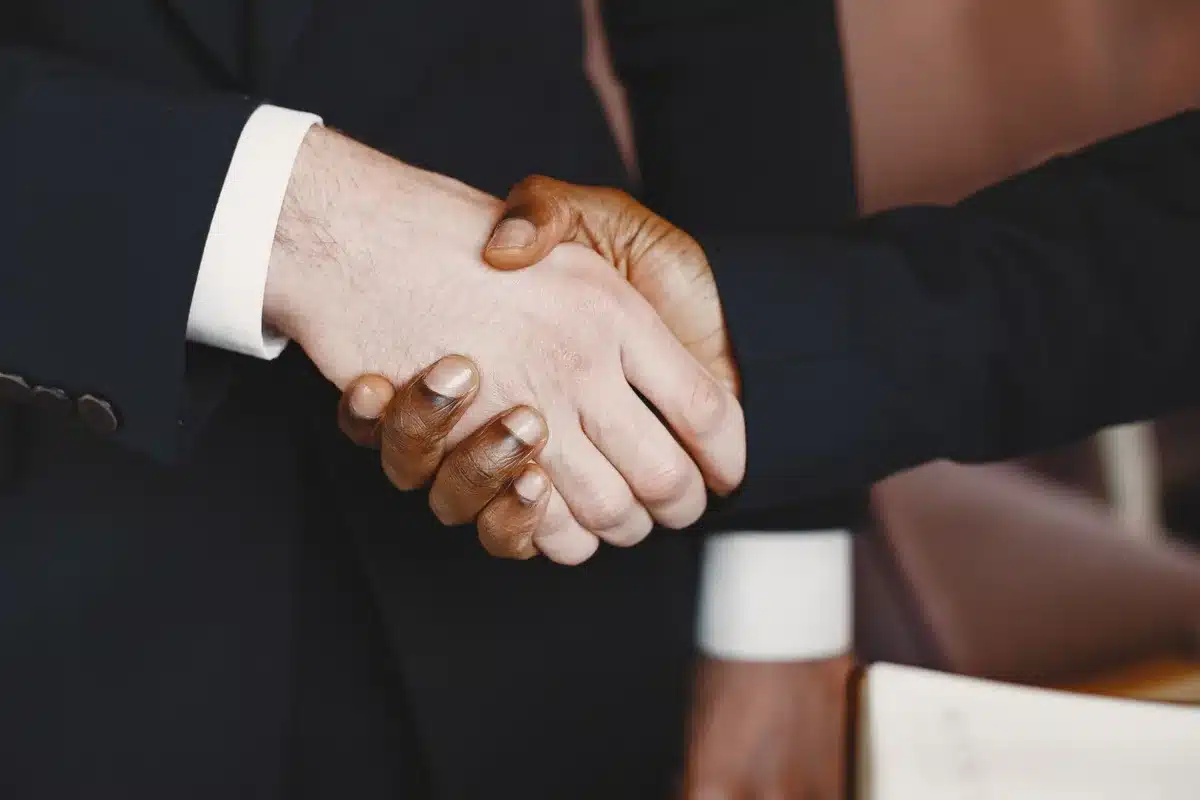 Un manager suivant la progression d'un projet via des jalons clairs