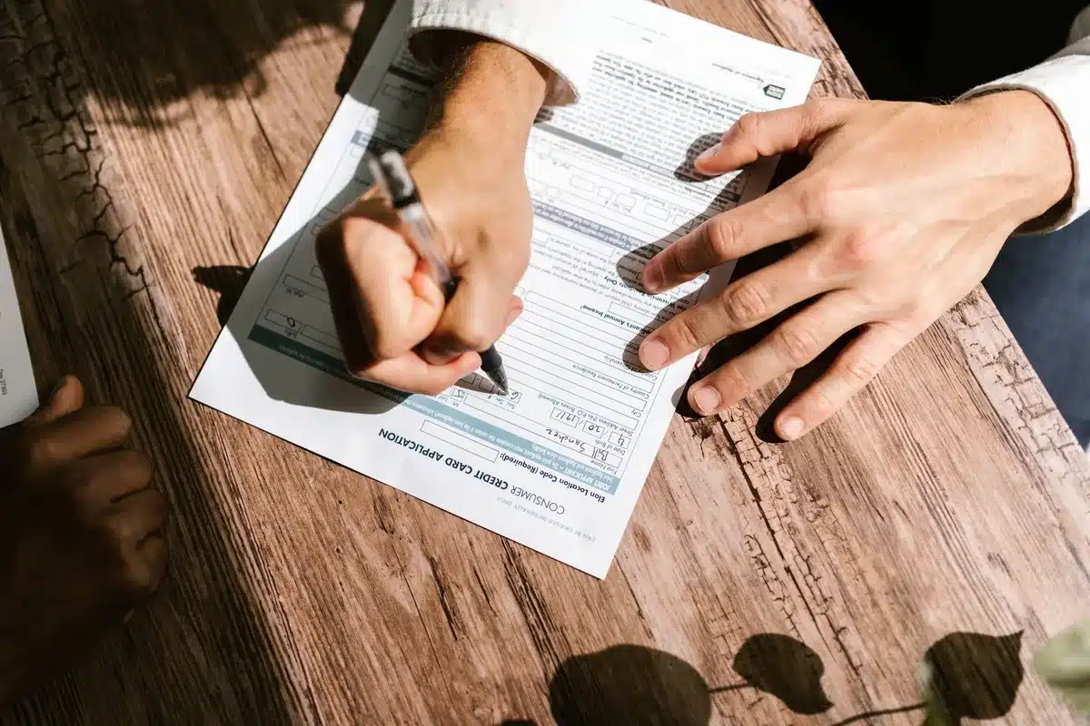 Signature d'un contrat de prêt pour financer une rénovation