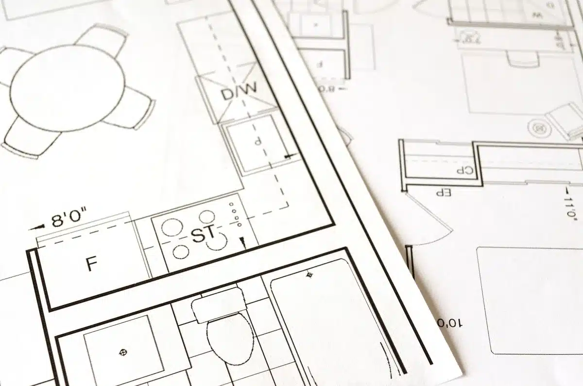 Plan d'aménagement de toilettes montrant les dimensions minimales et le positionnement de la cuvette dans l'espace