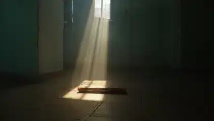Comment éclairer votre intérieur sans électricité grâce aux puits et conduits de lumière naturelle ?