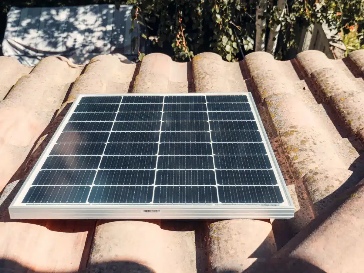 Installation de micro-onduleurs sur des panneaux solaires individuels