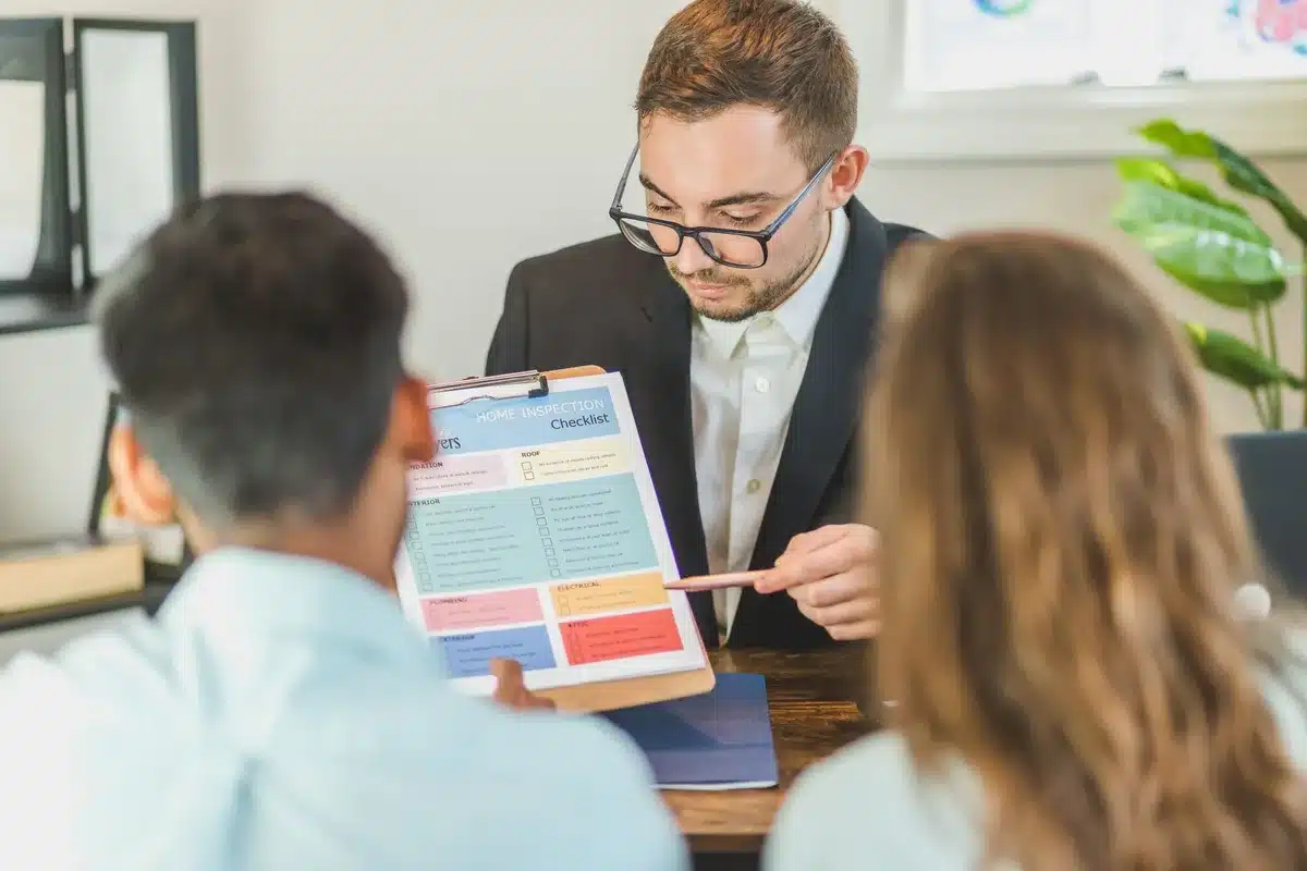 Entrepreneur examinant des critères d'évaluation d'une franchise immobilière lors d'une réunion de conseil