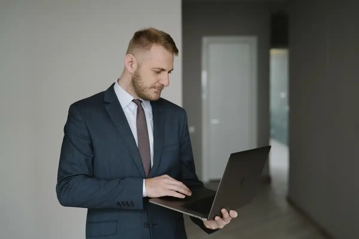 Agent immobilier utilisant des outils numériques et un CRM pour renforcer la relation client