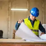 Contrôler l’attestation décennale d’un artisan : guide pratique et risques