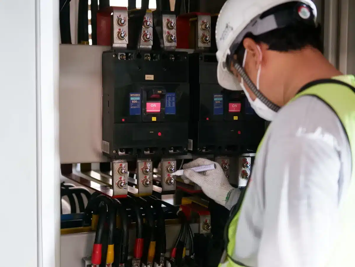 Installateur vérifiant les spécifications techniques d'une pompe à chaleur avant signature