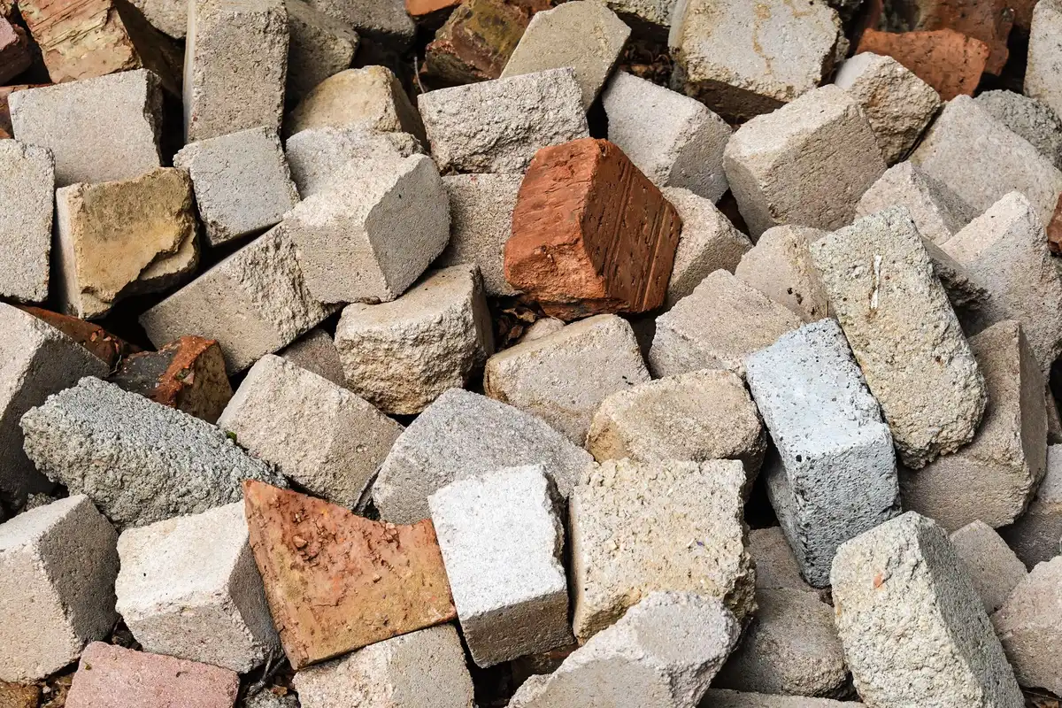 Différents types de pierres de construction empilées : pierre de taille, moellon et pierre reconstituée