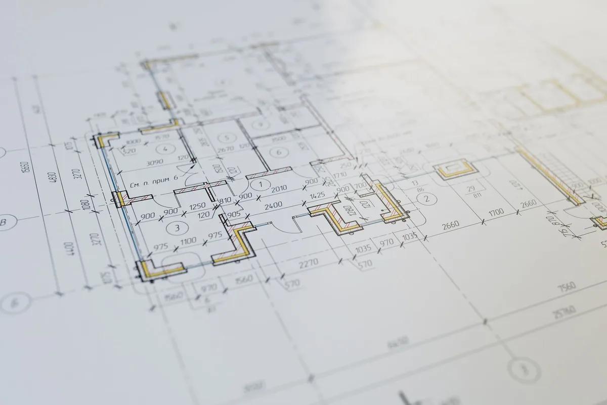Plans techniques montrant relief du terrain et contraintes de construction
