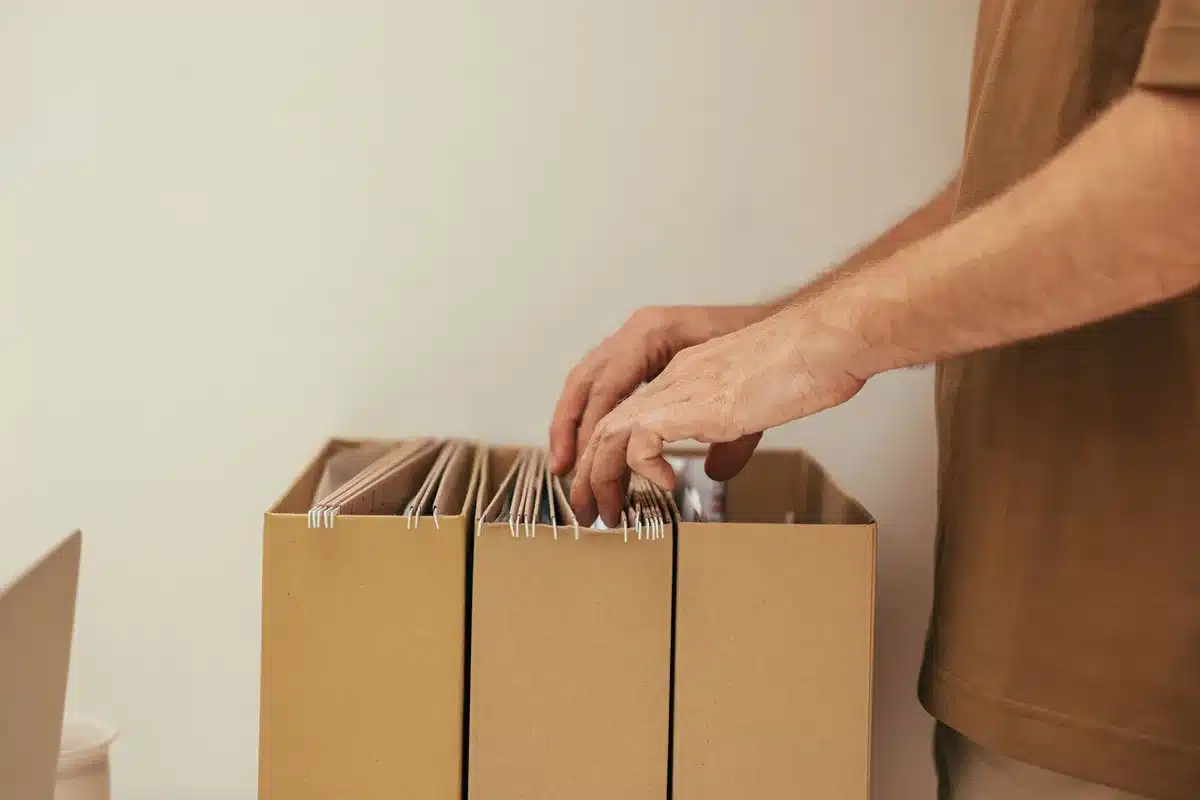Documents administratifs et devis réunis pour un dossier de rénovation