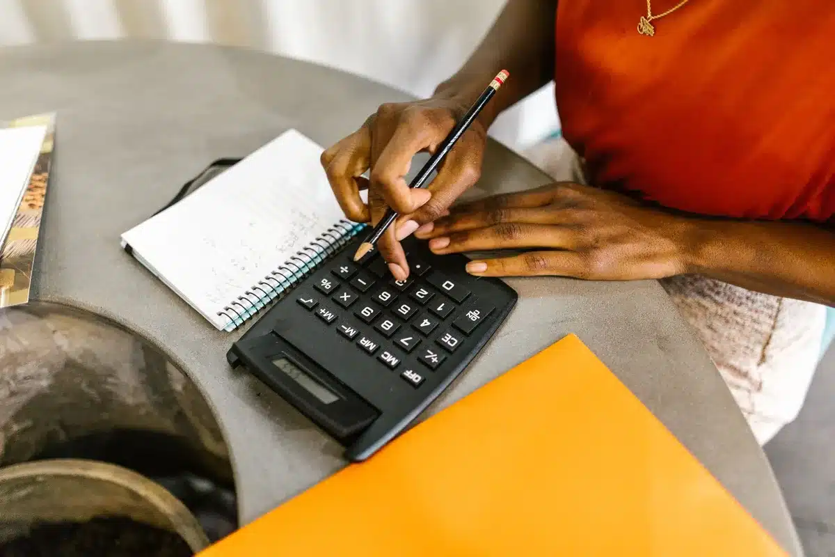 Documents et calculs de coûts de projet de construction sur un bureau