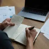 Guide pratique pour choisir un artisan compétent : devis, références et garanties