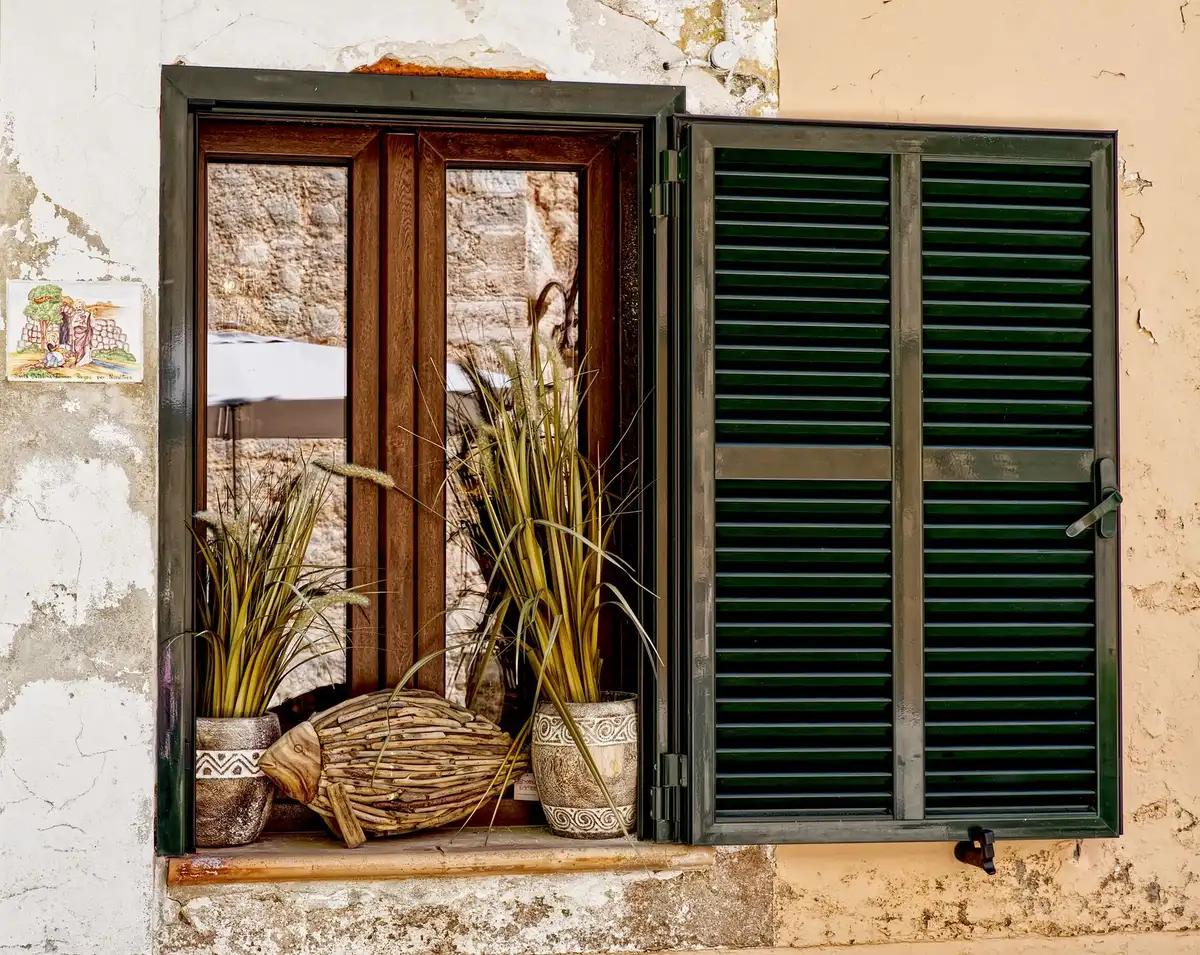 Lumière naturelle filtrant par des stores et pergolas dans une pièce aux murs en enduit taupe