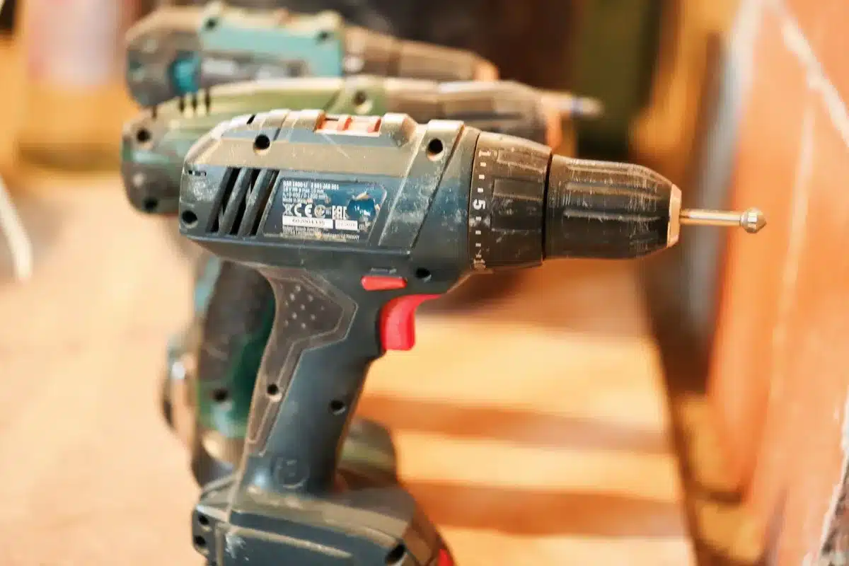 Outils de construction et perceuse électrique sur un chantier résidentiel
