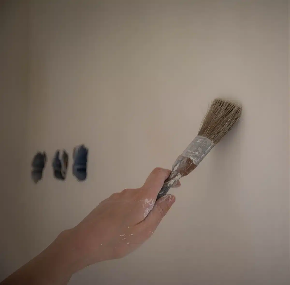 Un mur d'accent peint d'une couleur douce derrière un canapé, créant de la profondeur et du caractère.