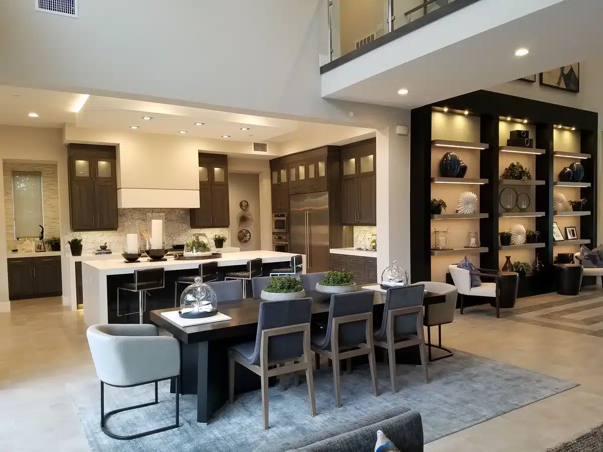 Cuisine et espace repas épurés avec plafond haut et baies vitrées, style minimaliste