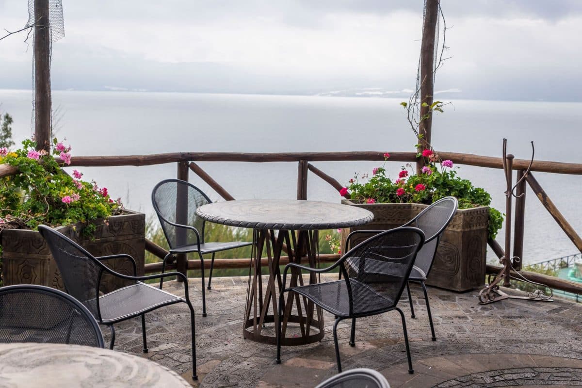 Terrasse moderne avec revêtement en bois et pierre naturelle