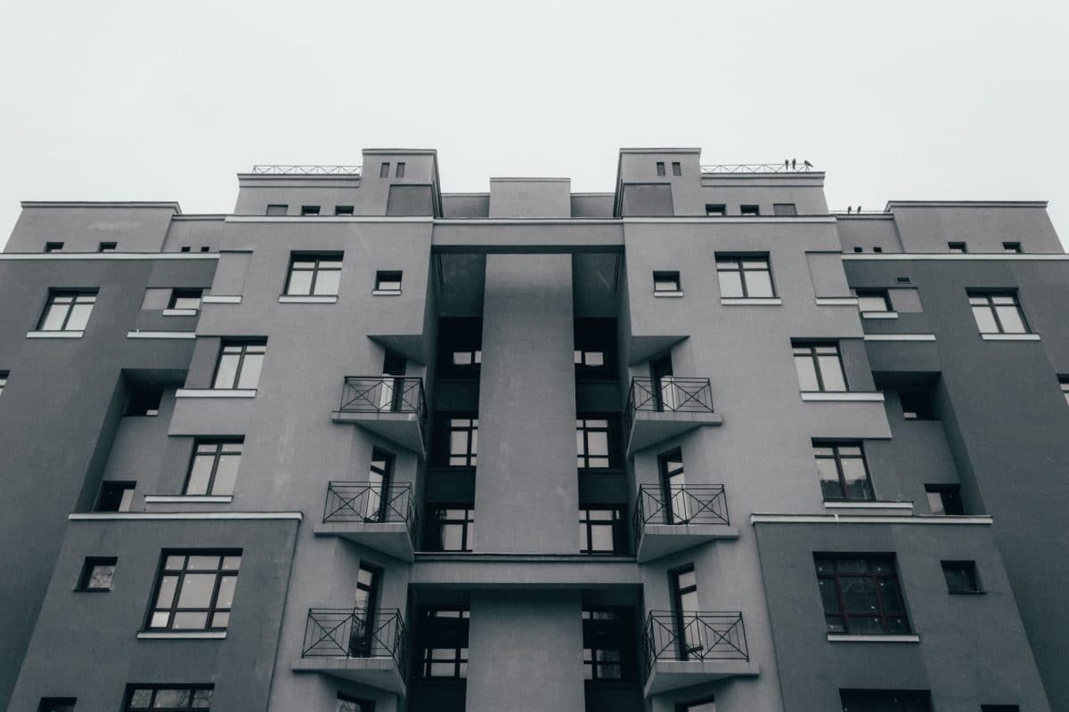 Immeuble résidentiel moderne avec façade et balcons
