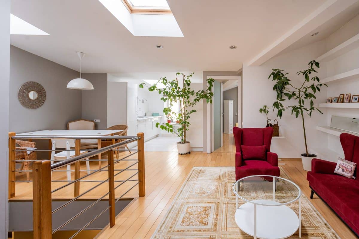 Salon lumineux avec mobilier clair et accessoires de décoration
