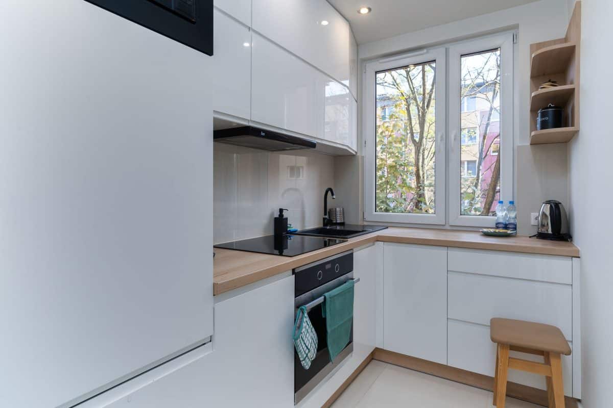 Cuisine petite espace optimisé rangements intégrés modernes