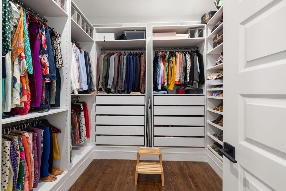 Chambre moderne avec rangements intégrés et meubles de rangement bien organisés
