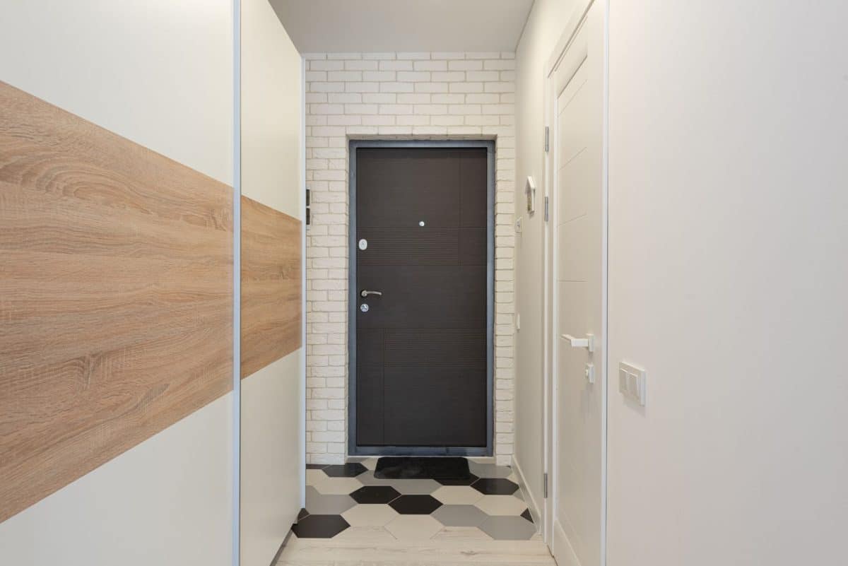 Entrée étroite avec rangements muraux et miroir agrandissant