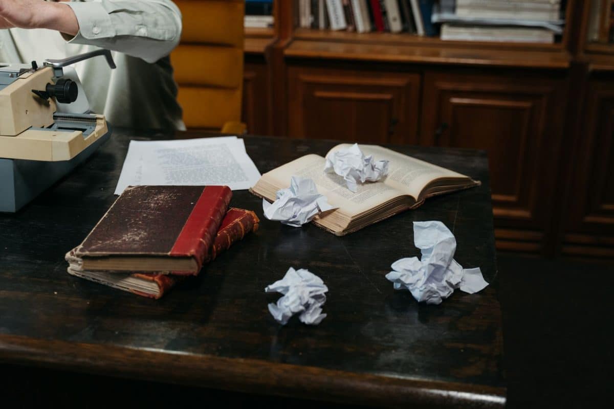 Bureau d'écrivain avec livres et lampe dans maison ancienne
