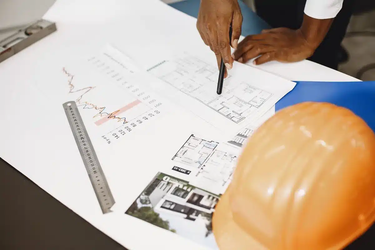 Professionnel (architecte ou géomètre) préparant un plan de masse précis