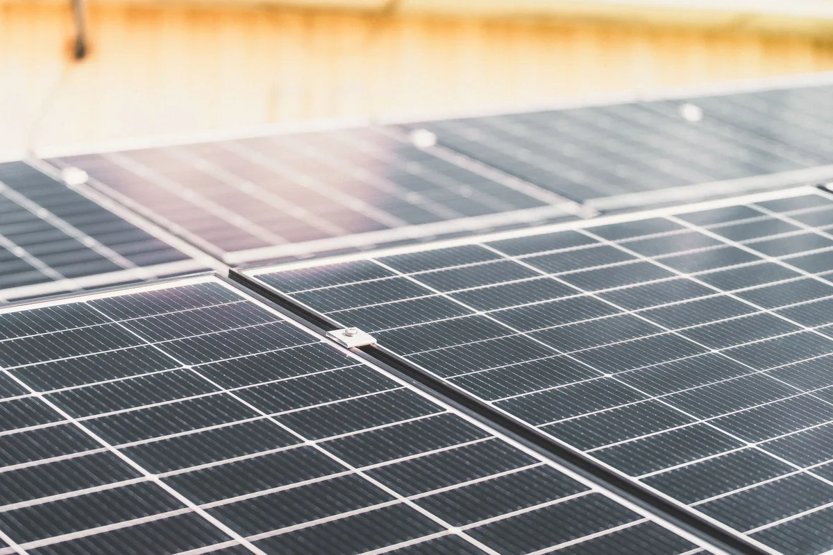 Module photovoltaïque captant la lumière du soleil pour produire de l'électricité