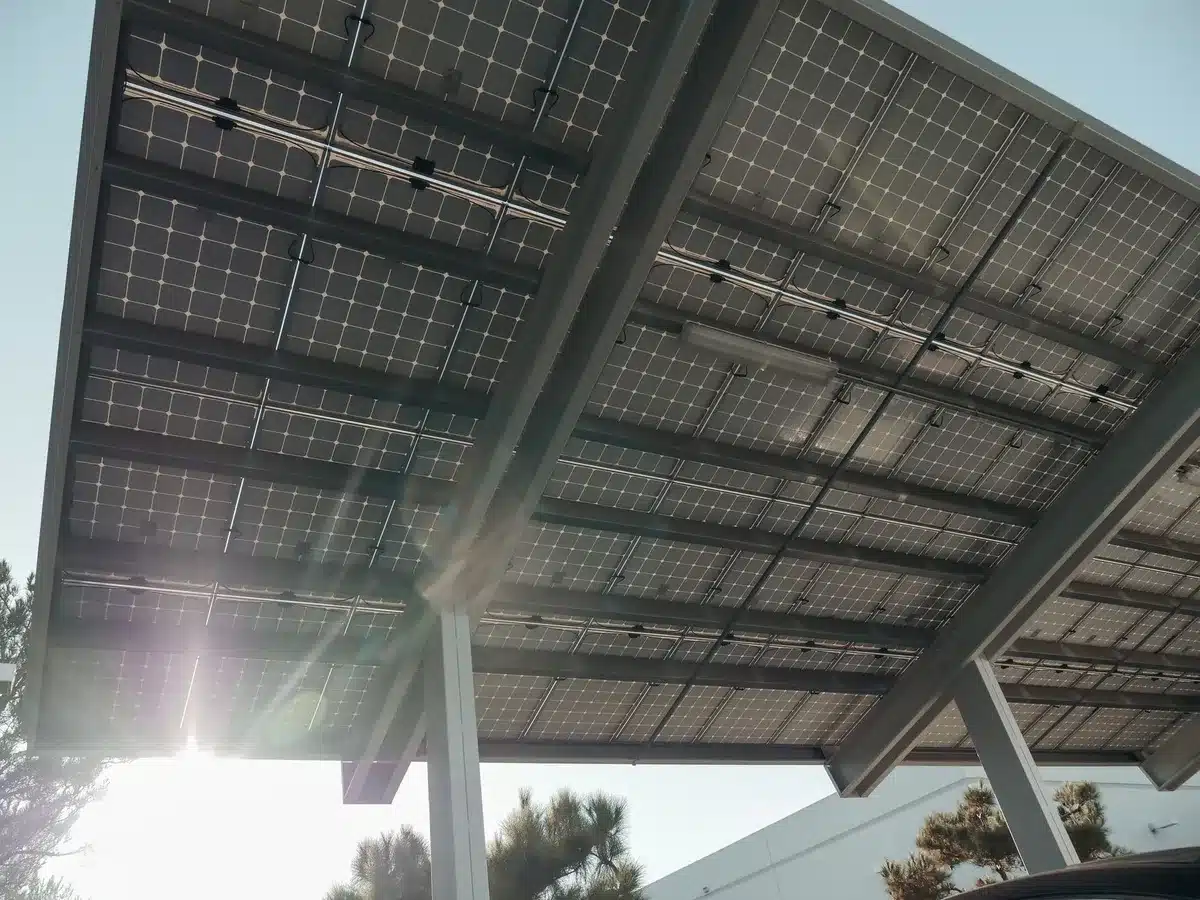 Toiture en polycarbonate d'un carport avec structure métallique