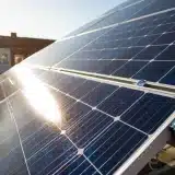 Quel est le prix des panneaux solaires au m² et le coût réel d’installation ?