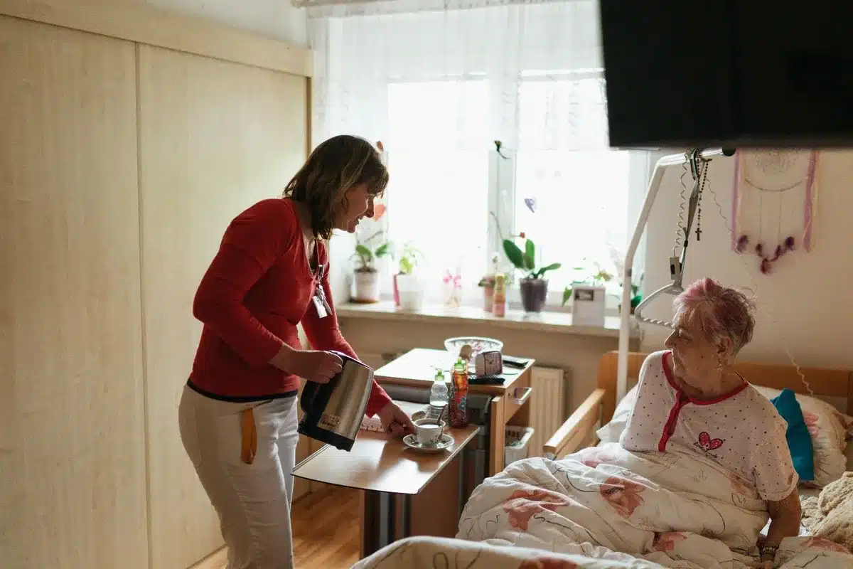 Un professionnel de santé veille auprès d'une personne pendant la nuit