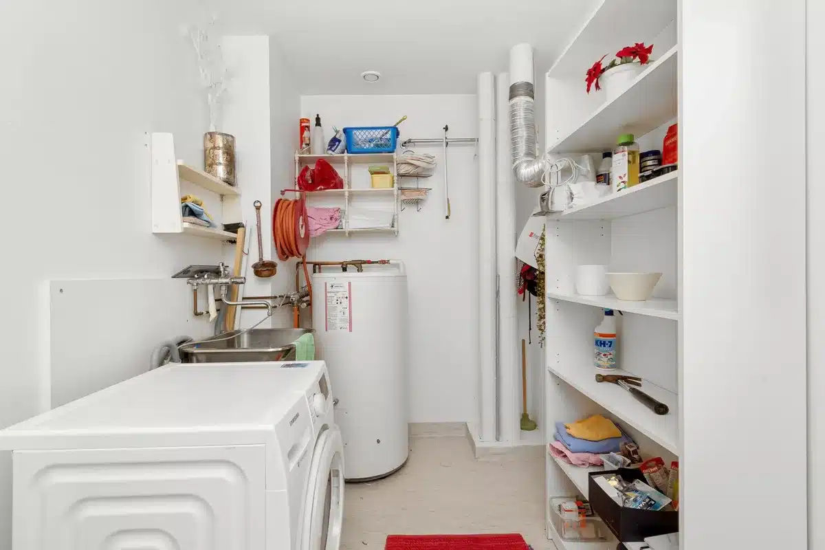 Intérieur optimisé avec rangements encastrés et espace ouvert pour améliorer la sensation d'espace