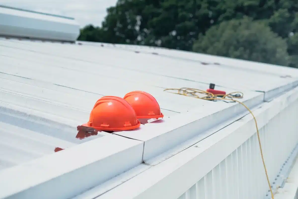 Inspection et entretien de toiture en conditions sèches d'été