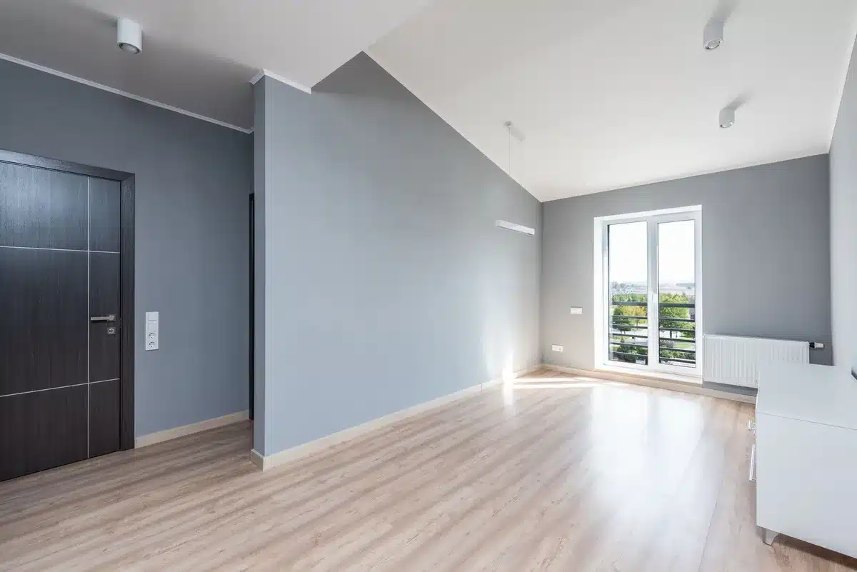 Peinture intérieure avec fenêtres ouvertes et ventilation naturelle