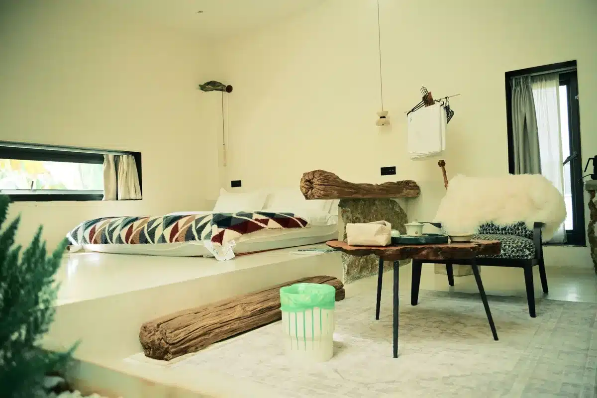 Intérieur avec meubles en bois naturel et textiles en lin dans des tons chauds